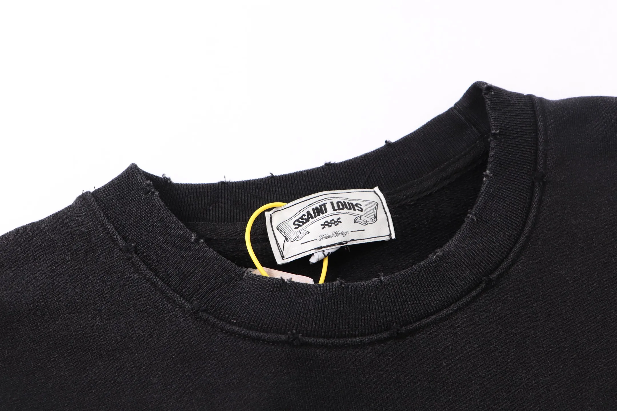 Style No. S211 P260💰 (450g version) SSSAINT LOUIS P260💰 SSSAINT LOUIS basic classic round neck sweatshirt. It is made of 450g dense cotton fabric with good texture. (Washed version) The version is loose and suitable for men and women. Size: S-XL